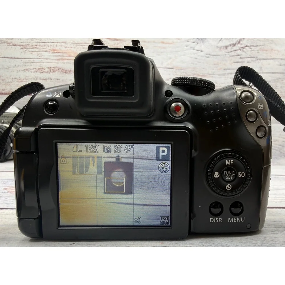 Canon PowerShot SX20 IS 12.1MP Digital Camera 20x Optical Zoom Black Bundle